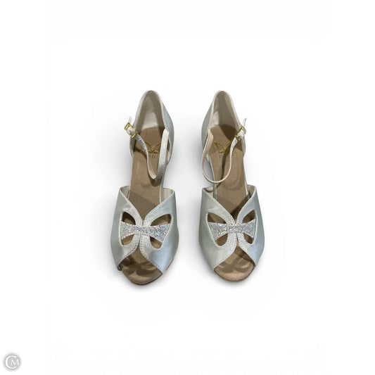Sandals Heels Kitten By Clothes Mentor In Silver, Size: 7.5