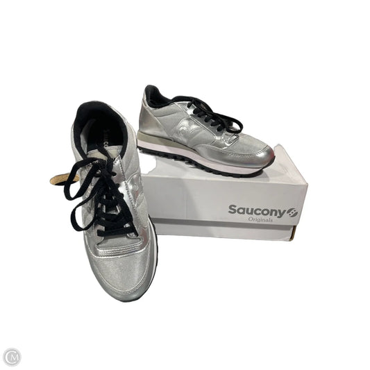 Shoes Sneakers By Clothes Mentor In Silver, Size: 7